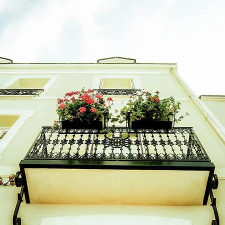 Le Vendome Cote Jardin