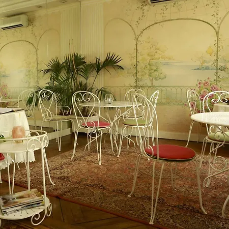 Couette-café Le Vendome Cote Jardin 2*