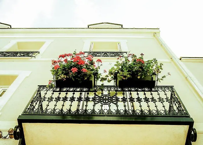 Le Vendome Cote Jardin